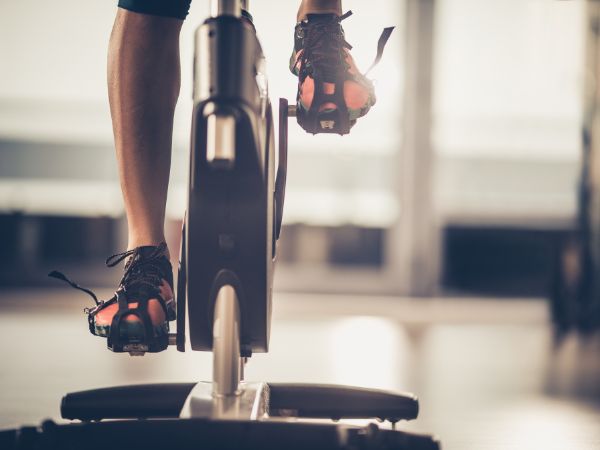 Jaka jest różnica między rowerem treningowym a ergometrem?